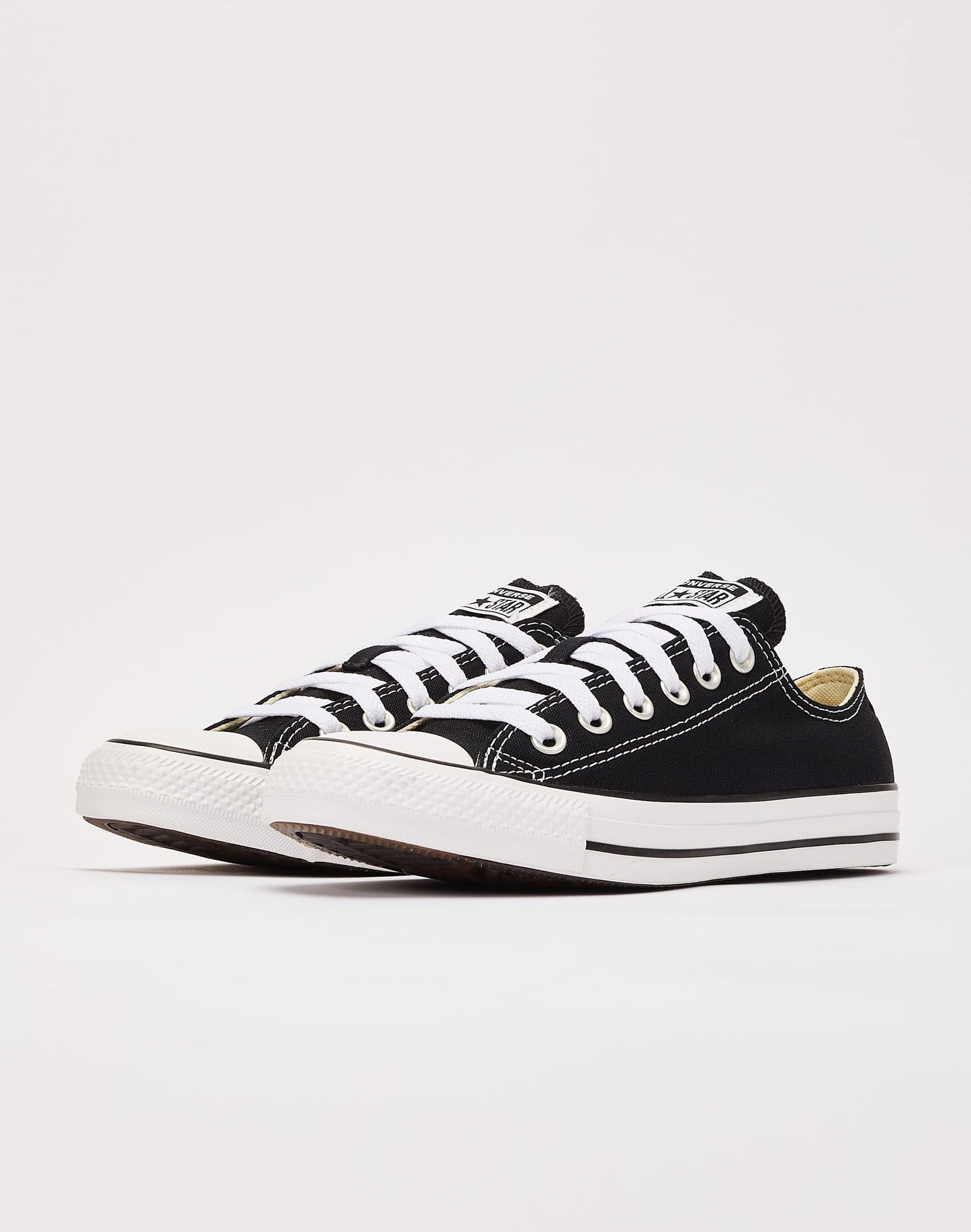 Stylish Chuck Taylor All-Star Low Sneakers - Classic Comfort and Timeless Style