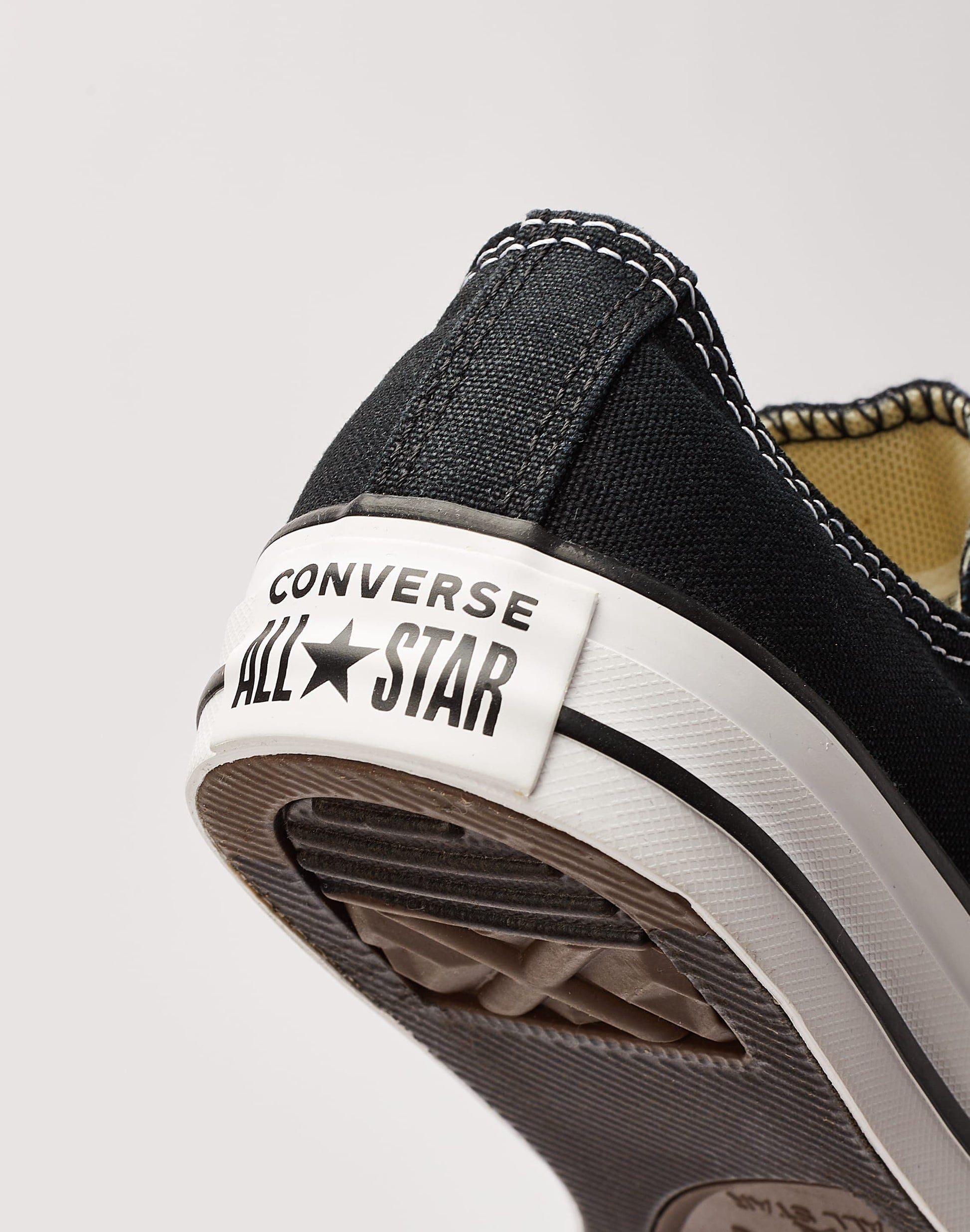 Stylish Chuck Taylor All-Star Low Sneakers - Classic Comfort and Timeless Style